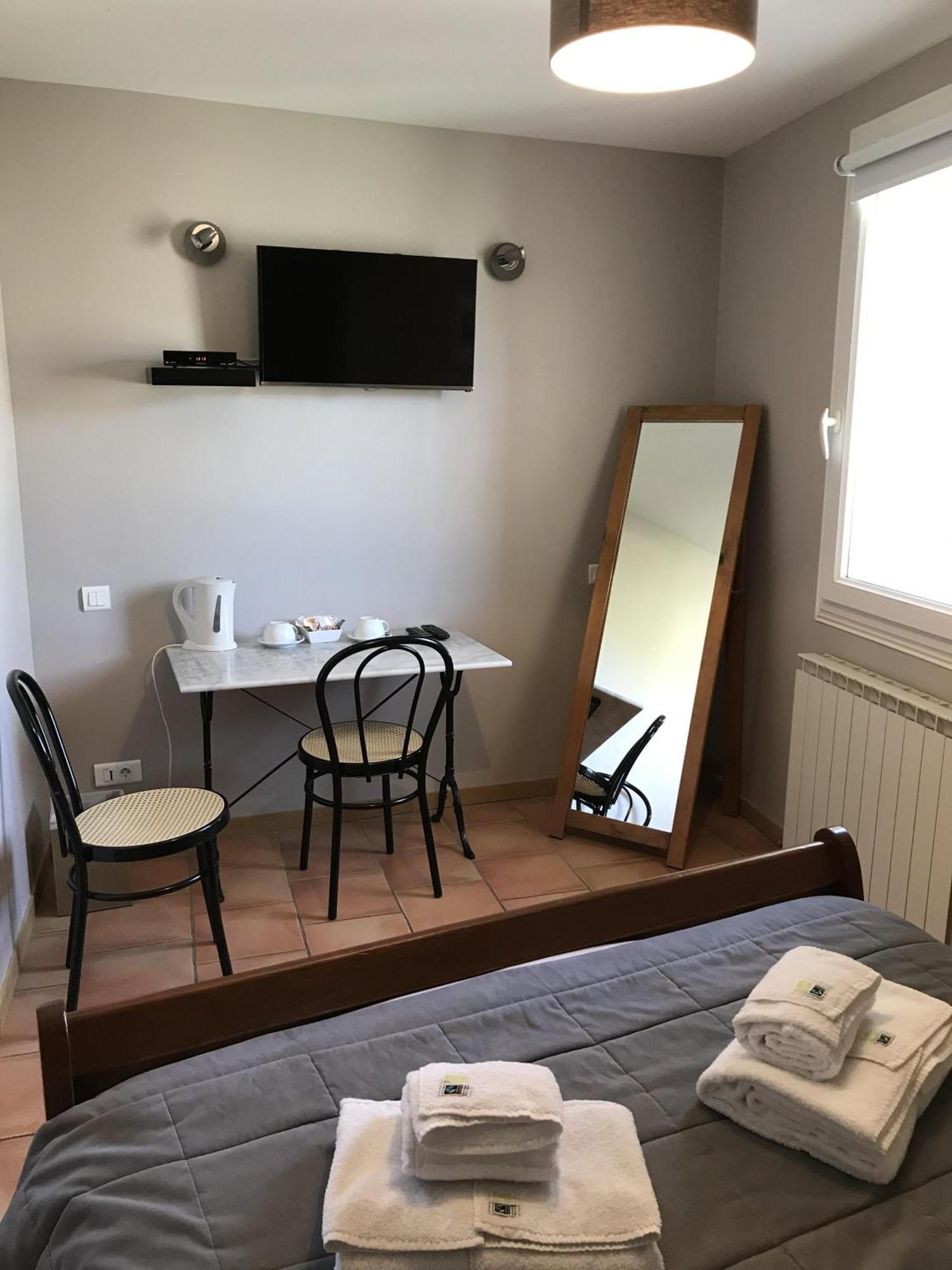 Hotel L'Oustau De La Font Reilhanette Habitación foto